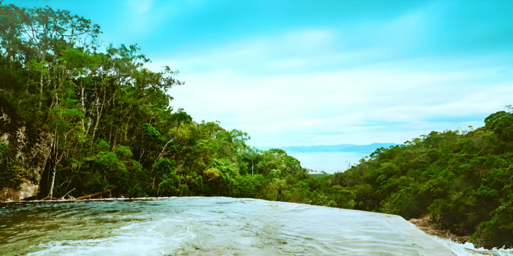 Uma vista impressionante da Cachoeira do Jarrão, mostrando sua queda d'água de "borda infinita" e a mata verdejante ao redor.