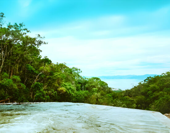 Uma vista impressionante da Cachoeira do Jarrão, mostrando sua queda d'água de "borda infinita" e a mata verdejante ao redor.