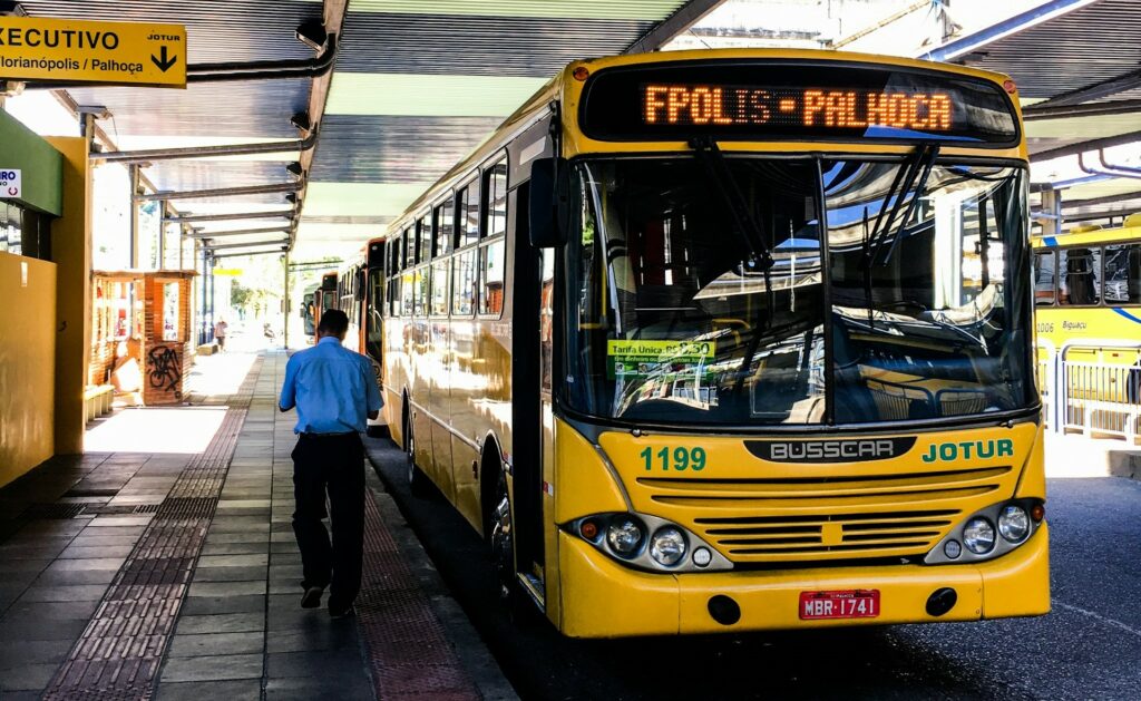 Foto do ônibus na estação na grande floripa.